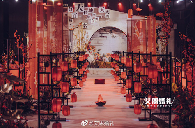 #新中式婚礼#以梦回江南烟雨中元素，在用色、比例与布局上充满巧思，背景融入徽派建筑，与枫叶、竹子、斗笠、乌篷船等相互调和出一派江南水乡之韵 ...