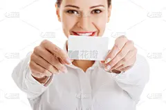 漂亮的商务女性持有个人名片。