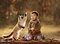 一位俄罗斯母亲日前用镜头记录了孩子和宠物之间玩耍互动的温情画面，展现了孩子和动物之间不可分割的情感。
