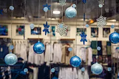 奢华的圣诞蓝银装饰物和雪花，这是传统节日贺卡的创意