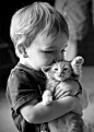 跨越时间，小朋友抱着猫很开心，猫：坚持一下，小崽子放下我我就活过来了。 ​​​​