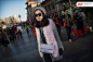 2015年，北京，穿新衣返乡的女子。GETTY 【流行元素：墨镜、皮草、链条包】