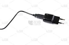 黑色usb适配器充电器隔离在白色背景