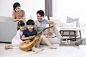 快乐的年轻家庭在家弹奏吉他_创意图片