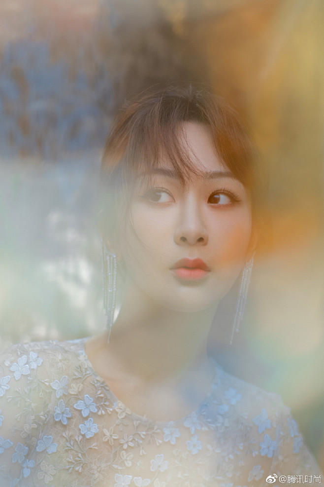 #鹅娘星光# 花朵刺绣铺满轻盈的纱裙，钻...