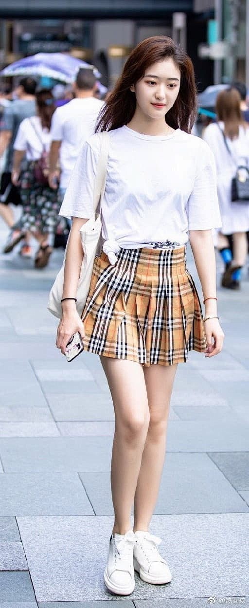 街拍格子裙小美女清新纯净