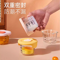 螃蟹和鱼采集到玻璃杯