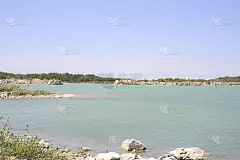 一个美丽的夏日在湖-陡峭的岩石，加拿大。和平的景观。