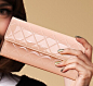 
菱格女式钱包，这款包包的设计让菱格纹整齐的交叉在一起，既美丽又时尚，逛街夏日必备！,