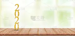 2020金色字母木制桌面与抽象温暖的光模糊背景。模拟横幅产品展示。