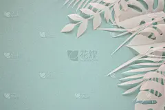 蓝色背景上的热带棕榈叶。平躺，俯视图