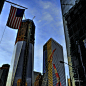 举世闻名的世界贸易中心的双塔曾是纽约的地标，有“世界之窗”之称。曾经，凡来到纽约的游客无不以登上110层世贸大厦顶层观光为快。震惊世界的“9.11”恐怖袭击事件使傲视纽约的世贸中心变成了一片废墟，巨大的悲痛笼罩着整座城市，纽约人把这片废墟叫做“Ground Zero”。同时，这一区域的重建工作也一直在进行着。如今，十年倏忽而过，当人们满怀追思在一夕之间被夷为平地的世贸“双子大厦”前凭吊时，这片废墟之地上正在建起六座更高的摩天楼。世贸中心，从废墟中走出；从悲痛中走出；让人看到的是重生后的新希望。
 
   