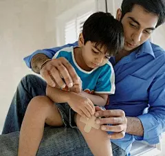 [爸妈寄语：男孩教育的四大原则之二：千万别对男孩来&quot;硬&quot;的] 原则二：千万别对男孩来&quot;硬&quot;的，要和男孩做朋友男孩最怕什么？很显然，他们最怕没有人理解、没有人支持，以及没有自由！男孩最不怕什么？家有男孩的父母都知道，男孩最不怕的就是武力胁迫，&quot;越打越犟&quot;是他们的长项。因此，所有男孩父母一定要牢记这样一个教子箴言：如果你现在不和你的男孩成为朋友，那么青春期之后，他就会把你当作&quot;敌人&quot;！和男孩做朋友，其实很简单--给男孩更多自我选择