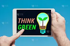 男人拿着一个平板设备与灯泡生态概念插图