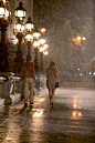 不会抱怨对方没带雨伞，而是一起在雨中散步回家