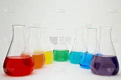 科学实验室用玻璃锥形烧瓶装满彩色液体，在白色背景上形成彩虹。