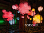 【艺术·设计】色彩流动，光芒绽放！英国艺术家Bruce Munro的灯光装置作品欣赏，带你走进令人绝美梦幻的仙境花园_海报时尚网