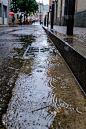 雨点落在潮湿的室外城市人行道上