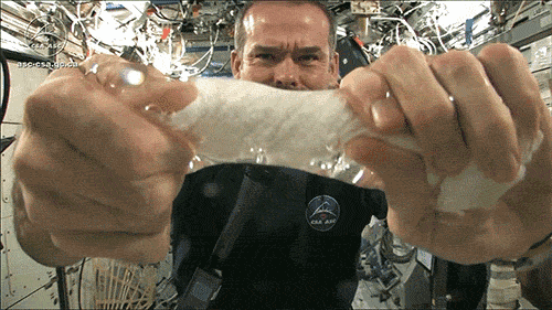 在太空舱里想把毛巾拧干不是一件容易的事。...