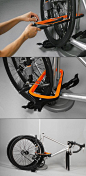 Seth Chiam设计的自行车后车架锁（Transit Bicycle Lock），装在车座杆上，骑行时可以用来载物，将它取下来后，变成一把自行车车锁。