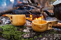 木制的芬兰马克杯，树桩上叫Kuksa，上面有篝火