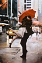 【美国画家Daniel Del Orfano繪畫作品】——爱的红雨伞