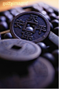 【铜钱】
中国是世界上最早使用铸币的国家。距今三千年前殷商晚期墓葬出土了不少“无文铜贝”，为最原始的金属货币。至西周晚期除贝币外还流通一些无一定形状的散铜块、铜锭等金属称量货币，这在考古发掘中也有出土。