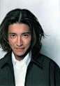 木村拓哉（Kimura Takuya）1972年11月13日出生于日本东京，演员、歌手   代表作品《爱情白皮书》、《悠长假期》、《Hero》、《Good Luck》等
