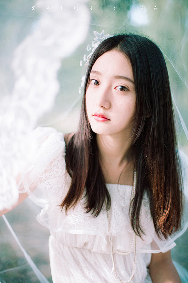 清纯无暇美女溪边写真集