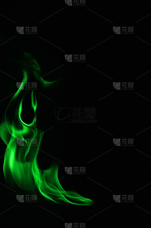 美丽的绿色火焰在黑色的背景。