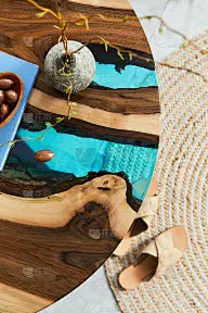 客厅内部的极简构图与设计的圆形咖啡桌。模板