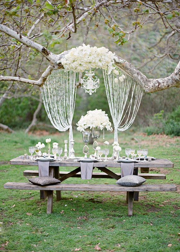 婚礼布置-树下的户外婚礼，用丝带和灯装饰...