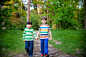 童年，徒步旅行，家庭，友谊和人的概念-两个快乐的孩子走在森林小径