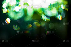散景在黑色背景上闪闪发光