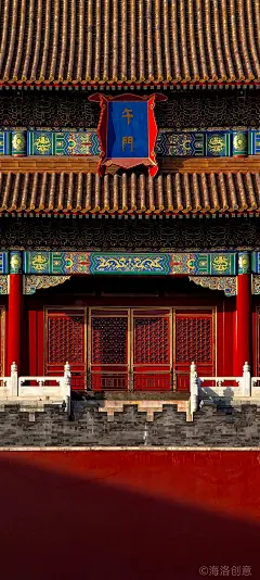 红墙黄瓦述风华•步入故宫、映入眼帘便是那延绵不绝的红墙与璀璨夺目的黄瓦，它们不仅是色彩上的鲜明对比，更是权力与尊贵的象征。故宫的建筑布局严谨对称，中轴线贯穿南北，每一座宫殿、每一处门窗、每一块砖石，都蕴含着深厚的文化底蕴和精湛的工艺水平。——故宫#北京