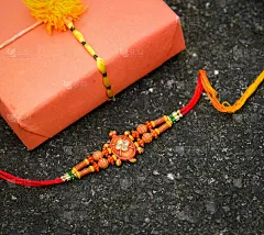 Raksha Bandhan，红色背景上美丽的Rakhi的印度节日。一种传统的印度腕带，象征着兄弟姐