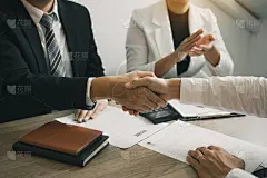 经理和员工面谈后握手谈合同签订的概念。