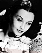 费雯·丽 Vivien Leigh（1913-11-05至1967-07-08）原名费雯·玛丽·哈特利，英国籍好莱坞著名女演员，以惊人的美貌和精湛的演技闻名于世。早期在好莱坞发展便一鸣惊人，成功地饰演《乱世佳人》中的斯佳丽问鼎奥斯卡最佳女主角。后回到英国发展戏剧，获得戏剧最高奖托尼奖最佳女主角，被奉为“戏剧女王”。12年后，37岁的她再次闯荡好莱坞，凭借《欲望号街车》再次问鼎奥斯卡最佳女主角奖。1967年，因患肺结核逝世。1999年，她被美国电影学会选为百年来最伟大的女演员第16名。