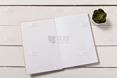 模型杂志或目录在木桌上。空白页或记事本上的木头背景。空白页或记事本的模型或模拟