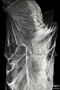 #玻璃艺术#除了享誉世界的玻璃“礼服”，karen lamonte另一组同样著名的创作便是“和服”系列，不见人影，尤见其形，极具神韵的雕塑让玻璃冰冷生硬的一面完全褪去，展现的是这一材质行云流水的表现与感染力。 ​​​​