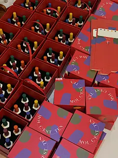 颜控美甲师的“甲油胶”们 : 我骄傲 这也太好看了吧 颜色都秋冬美甲店实用又常用的颜色 包装又喜气洋洋的～ ❤️想要get同款可以点开我首页的薯店哦～❤️ 可以霸气5色，也可以先入个尝个鲜～ 美甲师的经验分享 美甲师爱用物分享 甲