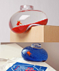 【创意气泡鱼缸】是psalt design设计的首个系列产品。这个有机的鱼缸形态受到了水和玻璃两种材料的影响，鱼缸的形态就像一个快要从边缘滑落的水滴。