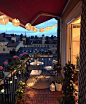 斯德哥尔摩博主 Parvin Sharifi 的露天小阳台，布置得温馨又浪漫，点起小夜灯后超有气氛~ cr.Fashion-Planet ​​​​