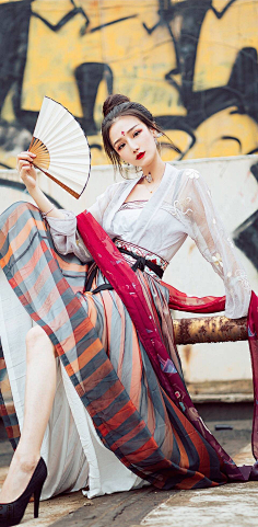 唐妆海报# 花颜云鬓胜红裙,半掩眉黛盛罗裳