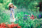 #乐格思*邻家小清新#她置身于百花丛中，像一个活泼的花仙子。