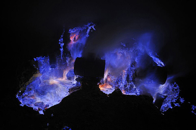印尼火山熔岩喷发，燃烧的熔融硫磺蓝色的火...