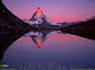 马特霍恩峰屹立在瑞士采尔马特市附近的里匪尔湖畔，旭日阳光照射下红光四射。