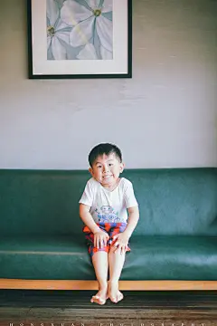 一枚暖男
摄影：洪小漩
出镜：一一和阿君
和阿君认识两年多了，她当初说要和闺蜜一起拍照，然后我等啊等啊等啊等……放了我两年鸽子的阿君牵着儿子一一到我面前，遗憾地说：“那帮姑娘真是不靠谱的……还是和儿子吧。”
初见一一，和他打招呼，不过5岁的他，面对陌生人有几分警惕，不说话，自顾自玩着。
我就说我是亲和力很强的姑娘吧，二十分钟后，一一就融化在我春风化雨般的笑容里释放天性了……啊哈哈哈哈
阿君一边化着妆，一边告诉我，本来自己一直以为怀的是个小姑娘，当医生把初到人间的一一抱到阿君面前时，阿君有些无奈与失落。
阿