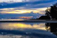 岛屿的风景剪影光形成日落，反映在海上为背景和壁纸等