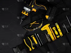 无绳钻-带钻的螺丝刀。构造工具集。黑色背景。产品维修。专业维修设备。